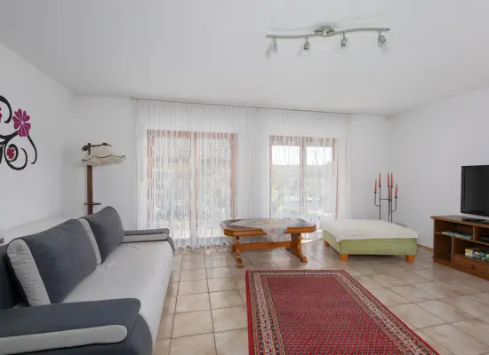 Wohnzimmer EG der Immobilie: Familienfreundlich & charmant: Ihr Wohnglück in Bilfingen wartet! (Foto)