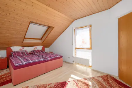 Schlafzimmer DGder Immobilien: Familienfreundlich & charmant: Ihr Wohnglück in Bilfingen wartet! (Foto)