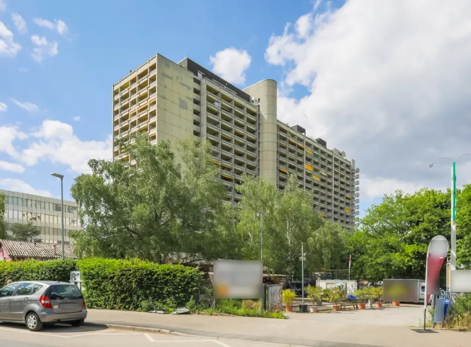 Straßenansicht der Immobilie: Investieren mit Perspektive – Lichtdurchflutete 1-Zimmer-Perle (Foto)