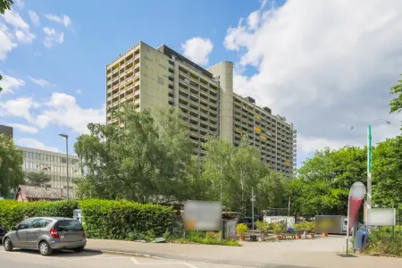 Straßenansichtder Immobilien: Investieren mit Perspektive – Lichtdurchflutete 1-Zimmer-Perle (Foto)
