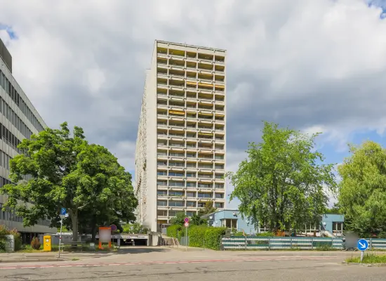 Straßenansicht der Immobilie: Investieren mit Perspektive – Lichtdurchflutete 1-Zimmer-Perle (Foto)