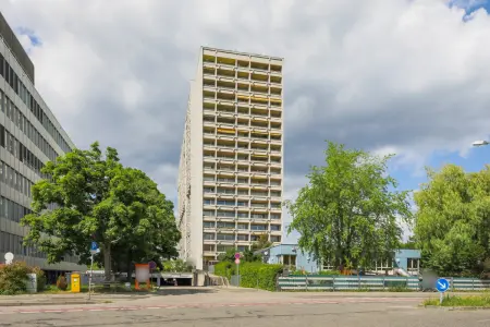 Straßenansichtder Immobilien: Investieren mit Perspektive – Lichtdurchflutete 1-Zimmer-Perle (Foto)