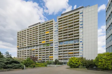 Rückansichtder Immobilien: Investieren mit Perspektive – Lichtdurchflutete 1-Zimmer-Perle (Foto)