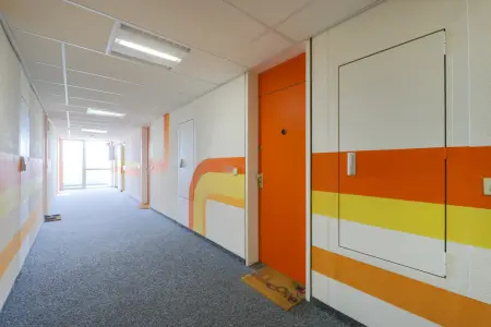 Wohnungseingang der Immobilie: Investieren mit Perspektive – Lichtdurchflutete 1-Zimmer-Perle (Foto)