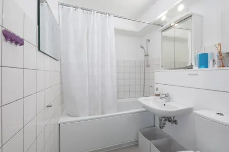 Badezimmer der Immobilie: Investieren mit Perspektive – Lichtdurchflutete 1-Zimmer-Perle (Foto)