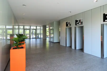 Eingangsbereich Wohnhaus der Immobilie: Investieren mit Perspektive – Lichtdurchflutete 1-Zimmer-Perle (Foto)