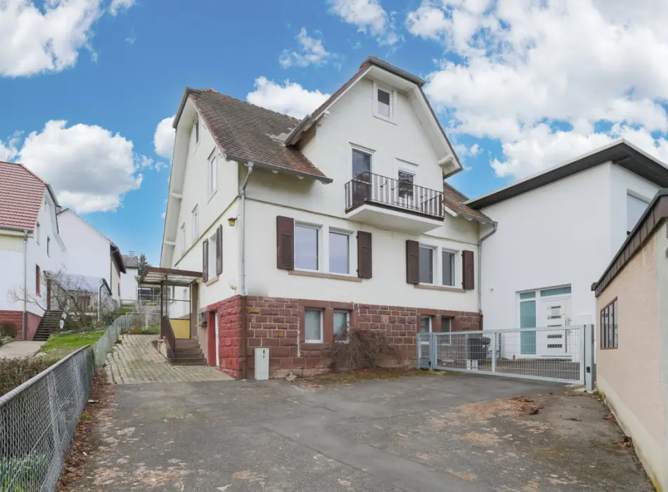 Straßenansichtder Immobilien: Liebevoll renoviertes 2-Familienhaus im Herzen von Birkenfeld - ruhig und zentral! (Titelbild)