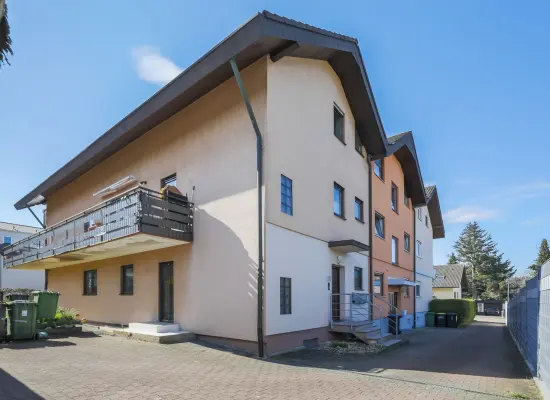 Ansicht von Garagenseite der Immobilie: Ebenerdige 3,5-Zimmer-ETW mit Terrasse und großem Gartenanteil! (Foto)