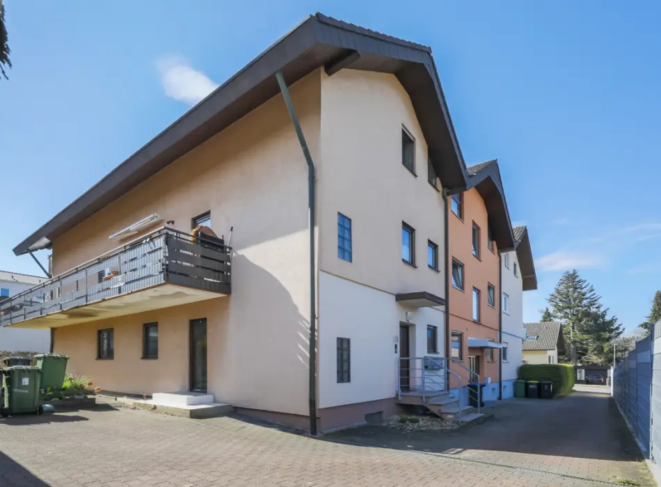 Ansicht von Garagenseiteder Immobilien: Ebenerdige 3,5-Zimmer-ETW mit Terrasse und großem Gartenanteil! (Titelbild)