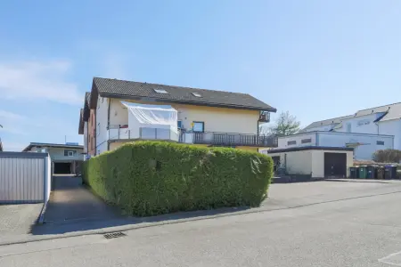 Straßenansichtder Immobilien: Ebenerdige 3,5-Zimmer-ETW mit Terrasse und großem Gartenanteil! (Foto)