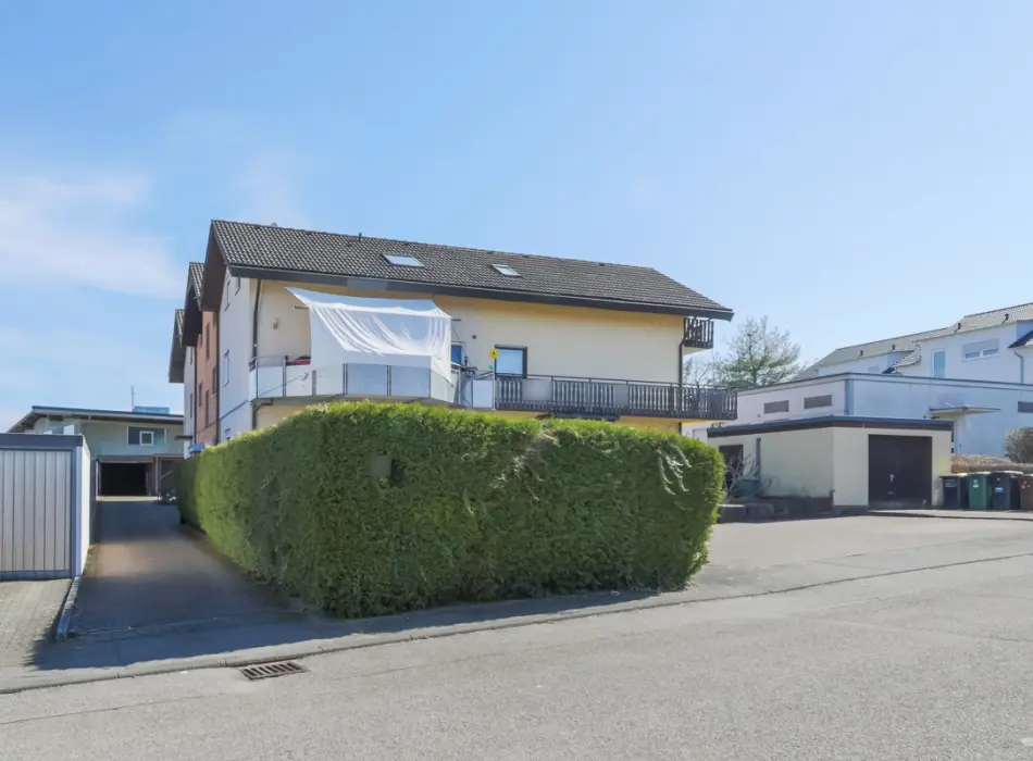 Straßenansicht der Immobilie: Ebenerdige 3,5-Zimmer-ETW mit Terrasse und großem Gartenanteil! (Foto)