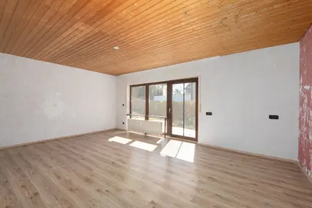 Wohnzimmerder Immobilien: Ebenerdige 3,5-Zimmer-ETW mit Terrasse und großem Gartenanteil! (Foto)