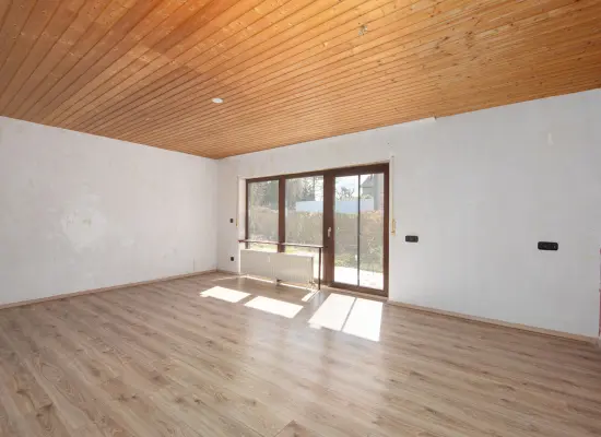 Wohnzimmer der Immobilie: Ebenerdige 3,5-Zimmer-ETW mit Terrasse und großem Gartenanteil! (Foto)