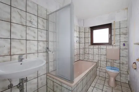 Badezimmerder Immobilien: Ebenerdige 3,5-Zimmer-ETW mit Terrasse und großem Gartenanteil! (Foto)