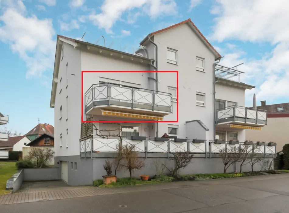 Straßenansicht mit Tiefgaragenzufahrtder Immobilien: Attraktive 3,5-Zimmer-Wohnung in gefragter Lage! (Titelbild)