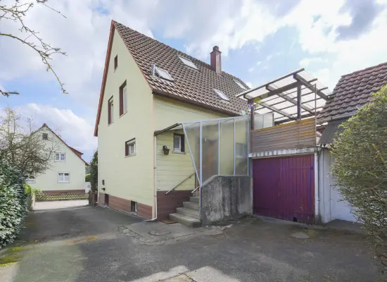 Seitenansicht und Hofder Immobilien: Wohnhaus mit Potential (Foto)