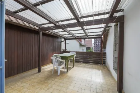 überdachter Freisitzder Immobilien: Wohnhaus mit Potential (Foto)