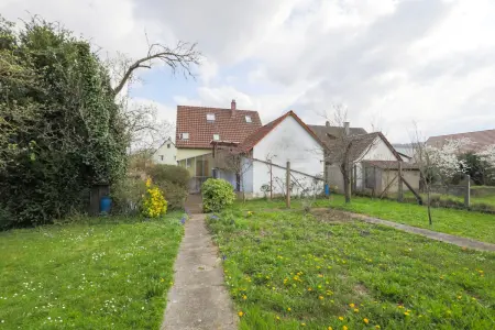 Rückansicht und Gartender Immobilien: Wohnhaus mit Potential (Foto)