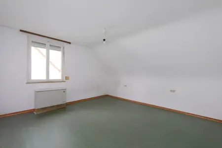 Zimmer DGder Immobilien: Wohnhaus mit Potential (Foto)