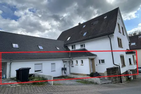 Nordwest-Ansicht, Lage der Whg. der Immobilie: **Zwangsversteigerung! -Großzügige ETW mit 7 Zimmern und Stellplatz im OT Ersingen zu veräußern!** (Foto)