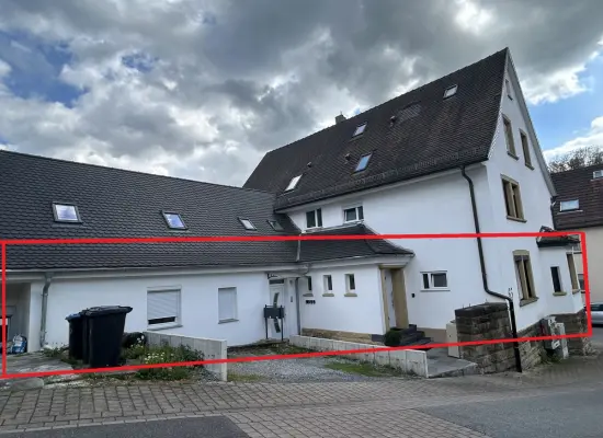 Nordwest-Ansicht, Lage der Whg. der Immobilie: **Zwangsversteigerung! -Großzügige ETW mit 7 Zimmern und Stellplatz im OT Ersingen zu veräußern!** (Foto)