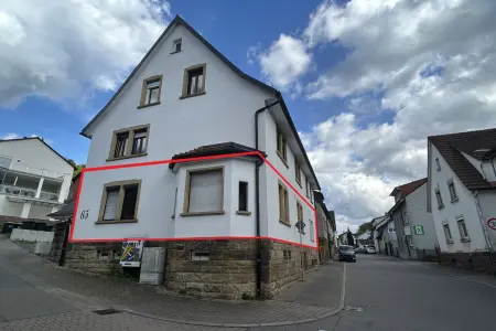 Westansicht, Lage der Whg. der Immobilie: **Zwangsversteigerung! -Großzügige ETW mit 7 Zimmern und Stellplatz im OT Ersingen zu veräußern!** (Foto)