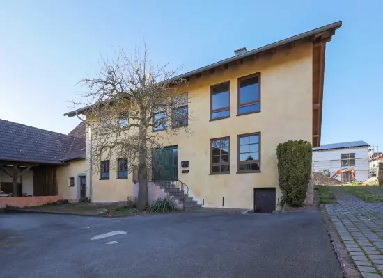 Frontansichtder Immobilien: Anwesen mit großem Wohnhaus und historischem Nebengebäude (Foto)