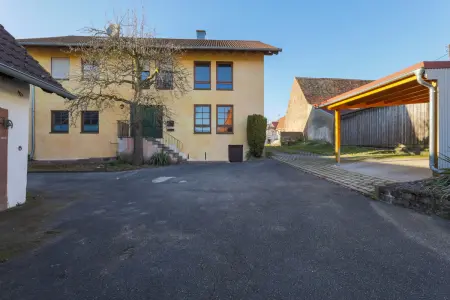 der Immobilien: Anwesen mit großem Wohnhaus und historischem Nebengebäude (Foto)