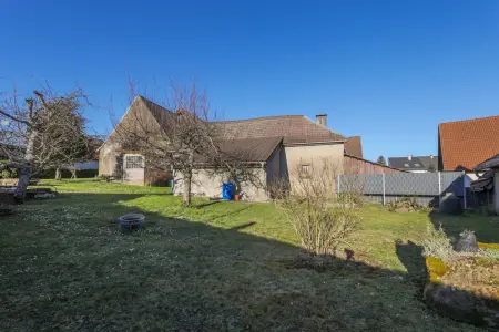 Rückansicht/Gartender Immobilien: Anwesen mit großem Wohnhaus und historischem Nebengebäude (Foto)