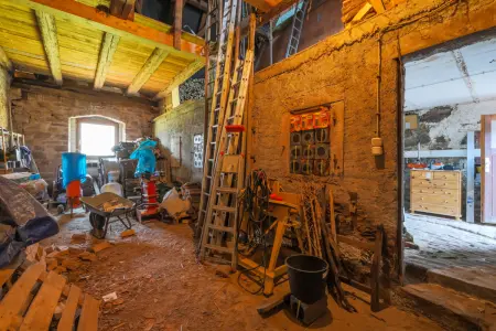 der Immobilien: Anwesen mit großem Wohnhaus und historischem Nebengebäude (Foto)
