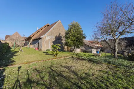 Rückansicht/Gartender Immobilien: Anwesen mit großem Wohnhaus und historischem Nebengebäude (Foto)
