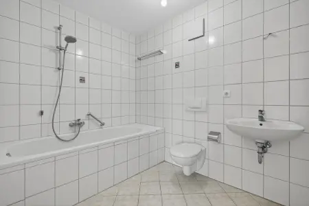 Badezimmer der Immobilie: Hier bleiben keine Wünsche offen! Helle 4,5- Zimmer-Wohnung in Berghausen (Foto)