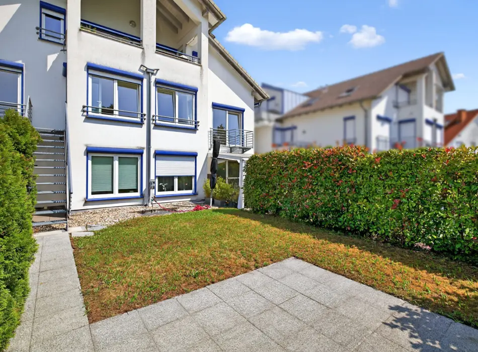 Rückansicht der Immobilie: Hier bleiben keine Wünsche offen! Helle 4,5- Zimmer-Wohnung in Berghausen (Titelbild)