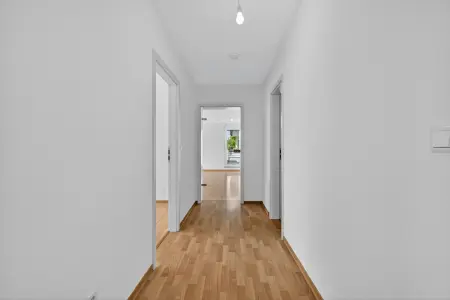 Flur der Immobilie: Hier bleiben keine Wünsche offen! Helle 4,5- Zimmer-Wohnung in Berghausen (Foto)