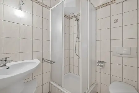 Duschbad der Immobilie: Hier bleiben keine Wünsche offen! Helle 4,5- Zimmer-Wohnung in Berghausen (Foto)