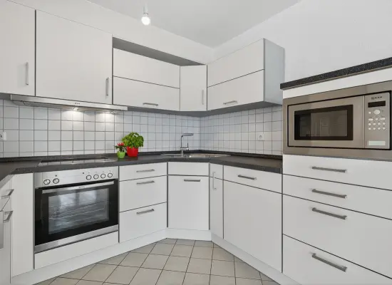 offene Küche der Immobilie: Hier bleiben keine Wünsche offen! Helle 4,5- Zimmer-Wohnung in Berghausen (Foto)