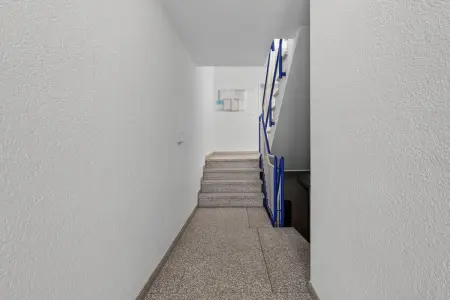 Treppenhaus der Immobilie: Hier bleiben keine Wünsche offen! Helle 4,5- Zimmer-Wohnung in Berghausen (Foto)