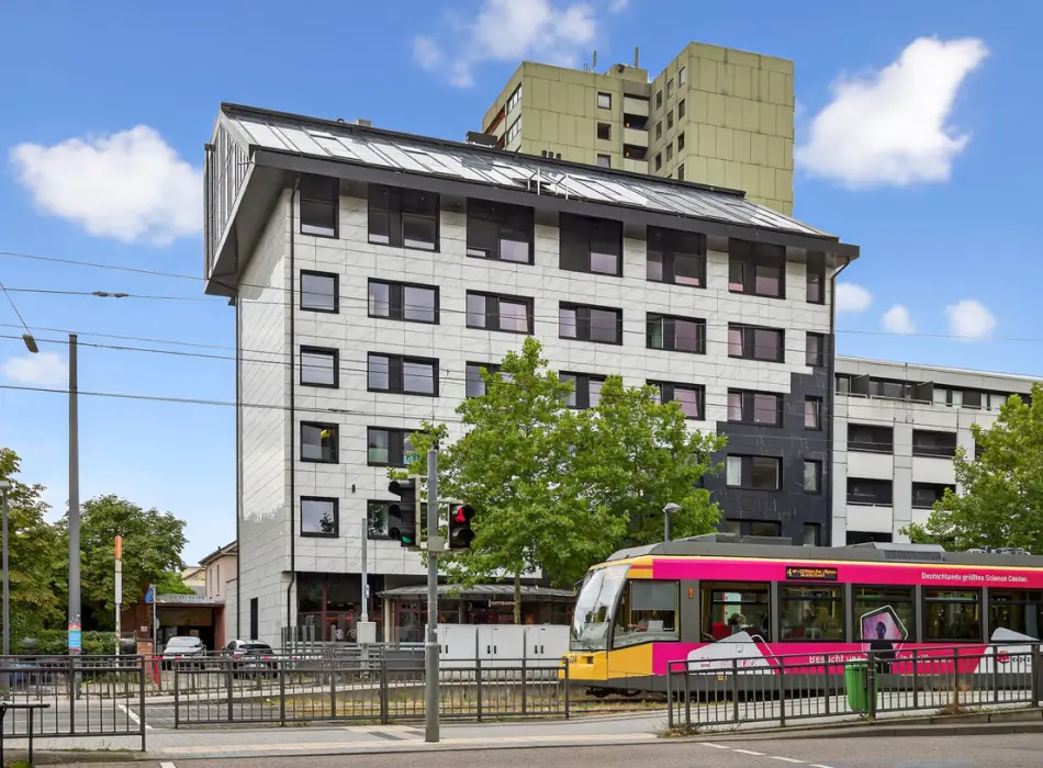 Frontfassade 1 der Immobilie: Investieren, wo die Stadt pulsiert – Multi-Use-Immobilie mit Top-Sanierungstandard (Titelbild)