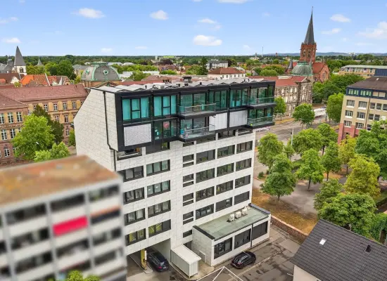 Luftbild Rückfassade der Immobilie: Investieren, wo die Stadt pulsiert – Multi-Use-Immobilie mit Top-Sanierungstandard (Foto)