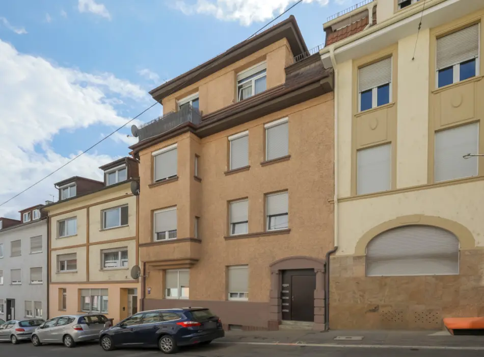 Straßenansicht der Immobilie: Stilvolle 2,5-Zimmer-Altbauwohnung mit hochwertiger Ausstattung und Ausbaureserve im DG! (Foto)