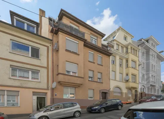 Straßenansicht der Immobilie: Stilvolle 2,5-Zimmer-Altbauwohnung mit hochwertiger Ausstattung und Ausbaureserve im DG! (Foto)
