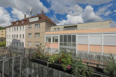 Balkon der Immobilie: Stilvolle 2,5-Zimmer-Altbauwohnung mit hochwertiger Ausstattung und Ausbaureserve im DG! (Foto)