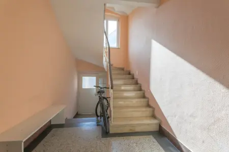 Treppenhaus der Immobilie: Stilvolle 2,5-Zimmer-Altbauwohnung mit hochwertiger Ausstattung und Ausbaureserve im DG! (Foto)