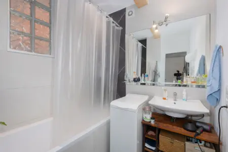 Badezimmer der Immobilie: Stilvolle 2,5-Zimmer-Altbauwohnung mit hochwertiger Ausstattung und Ausbaureserve im DG! (Foto)