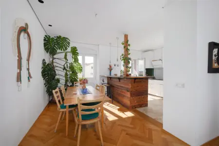 Essbereich und Küche der Immobilie: Stilvolle 2,5-Zimmer-Altbauwohnung mit hochwertiger Ausstattung und Ausbaureserve im DG! (Foto)