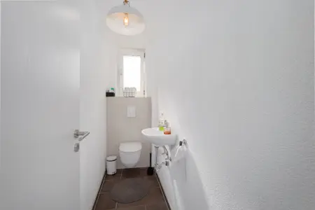 Separates WC der Immobilie: Stilvolle 2,5-Zimmer-Altbauwohnung mit hochwertiger Ausstattung und Ausbaureserve im DG! (Foto)