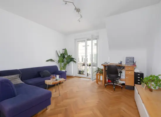Wohnzimmer der Immobilie: Stilvolle 2,5-Zimmer-Altbauwohnung mit hochwertiger Ausstattung und Ausbaureserve im DG! (Titelbild)