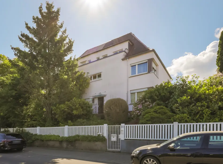 Straßenansichtder Immobilien: Heute für später kaufen: Elegante Stadthaus-Doppelhälfte mit Charme und schönem Garten! (Titelbild)