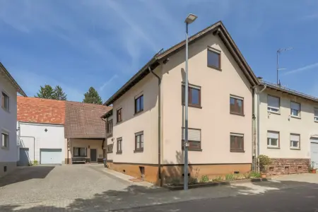 Straßenansicht der Immobilie: Hier lebt Geschichte, hier beginnt Zukunft - Vielfalt unter zwei Dächern! (Titelbild)