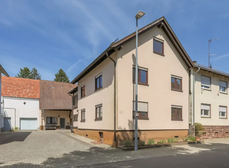 Straßenansichtder Immobilien: Hier lebt Geschichte, hier beginnt Zukunft - Vielfalt unter zwei Dächern! (Titelbild)
